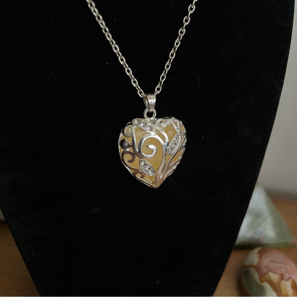 Puffy heart shape filigree silver tone necklace glow in dark - jewelry - Picture 7 of 11